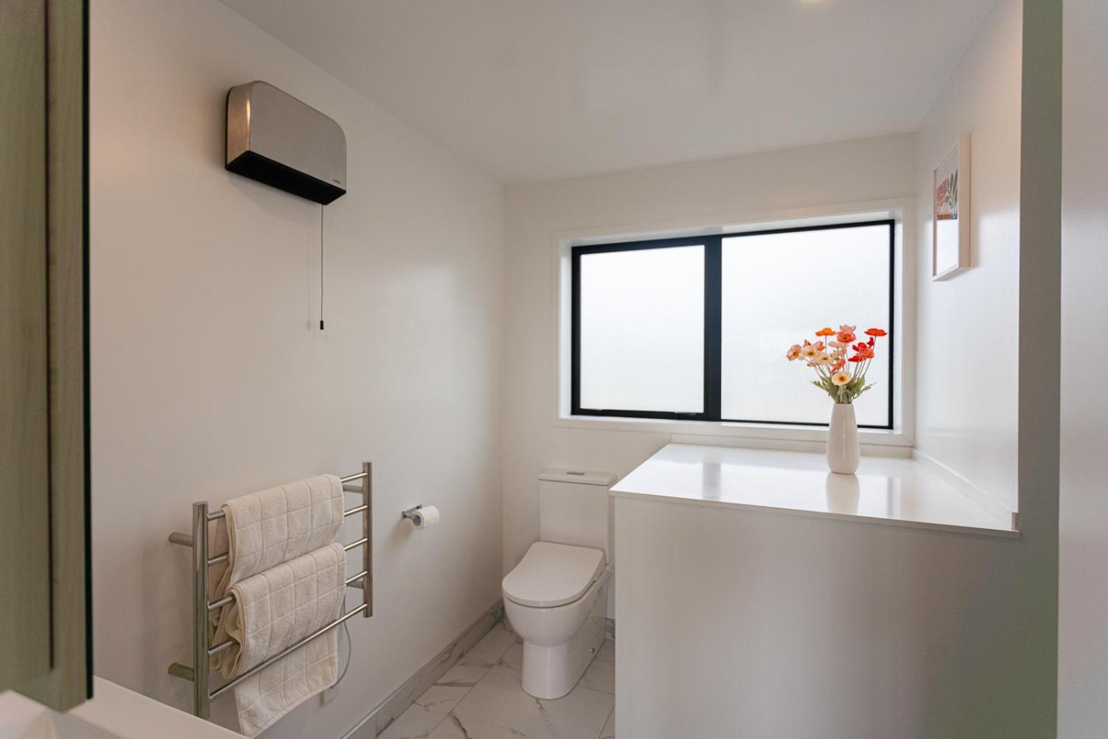 Modern 2 Bedroom Townhouse In Cbd With Parking! Sleeps 5 Κράισττσερτς Εξωτερικό φωτογραφία