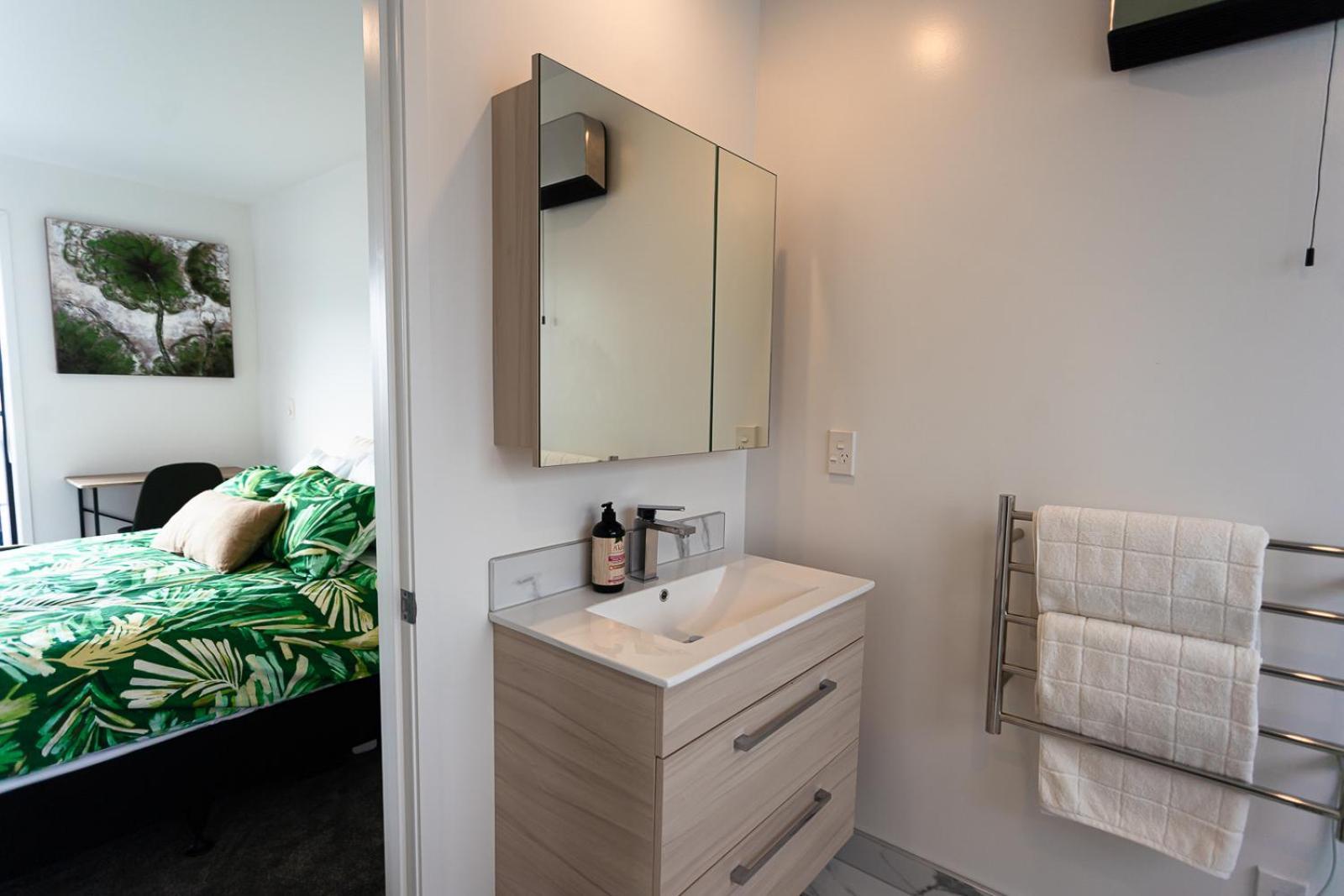 Modern 2 Bedroom Townhouse In Cbd With Parking! Sleeps 5 Κράισττσερτς Εξωτερικό φωτογραφία