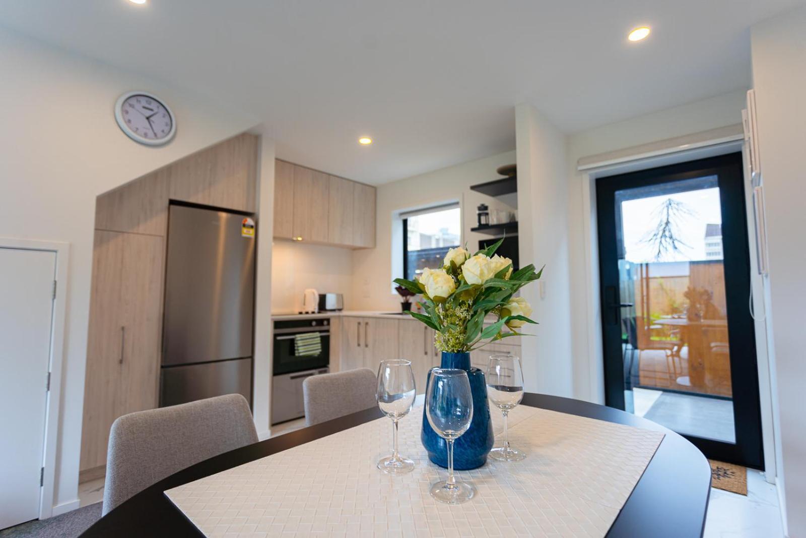 Modern 2 Bedroom Townhouse In Cbd With Parking! Sleeps 5 Κράισττσερτς Εξωτερικό φωτογραφία